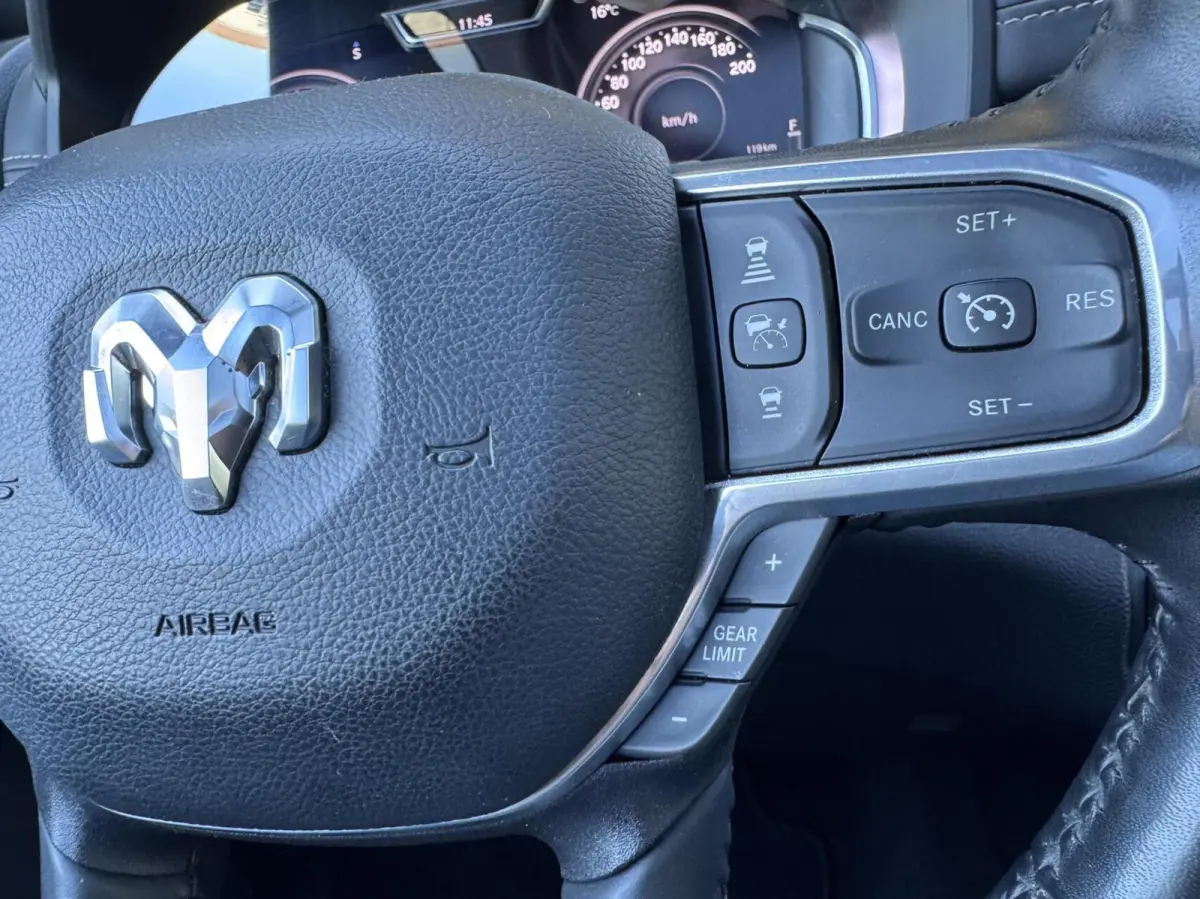 1500 4X4 5.7 V8 4x4 Crew Cab Laramie Sport Night Edition,Head Up,Digital Dash