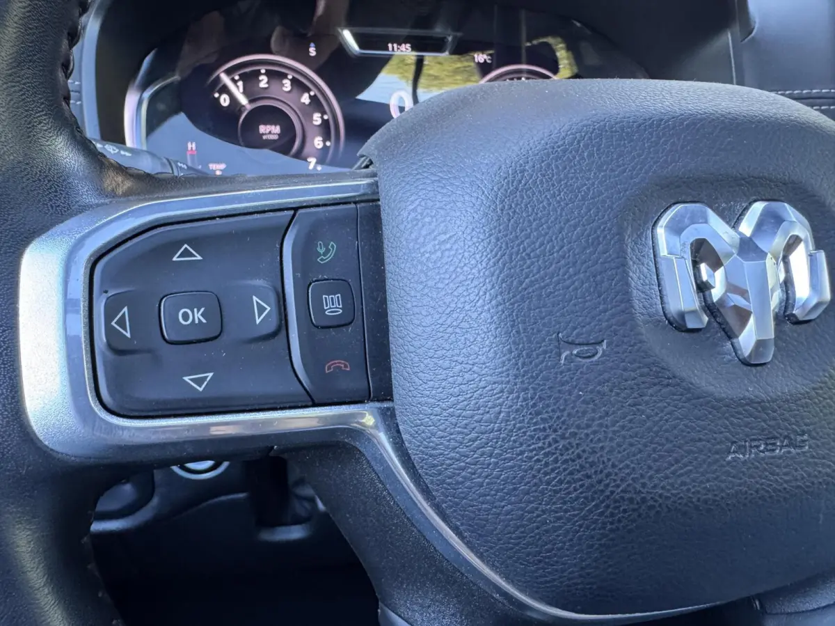 1500 4X4 5.7 V8 4x4 Crew Cab Laramie Sport Night Edition,Head Up,Digital Dash