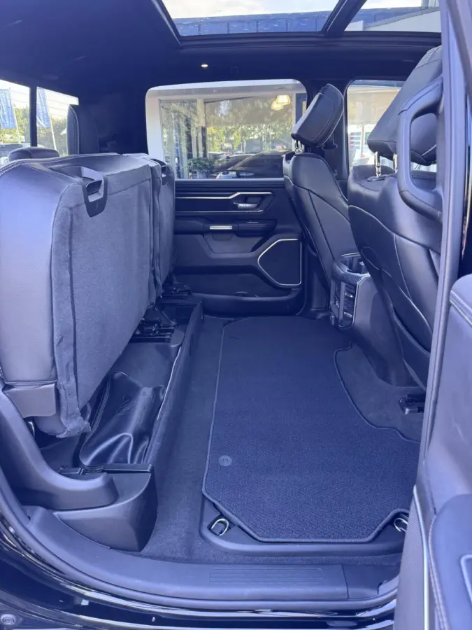 1500 4X4 5.7 V8 4x4 Crew Cab Laramie Sport Night Edition,Head Up,Digital Dash