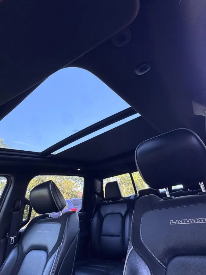 1500 4X4 5.7 V8 4x4 Crew Cab Laramie Sport Night Edition,Head Up,Digital Dash