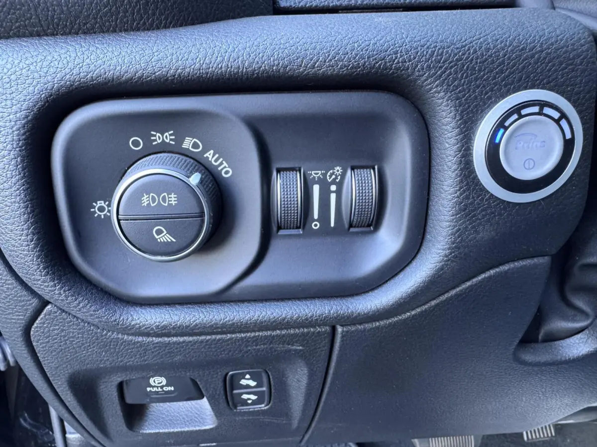 1500 4X4 5.7 V8 4x4 Crew Cab Laramie Sport Night Edition,Head Up,Digital Dash