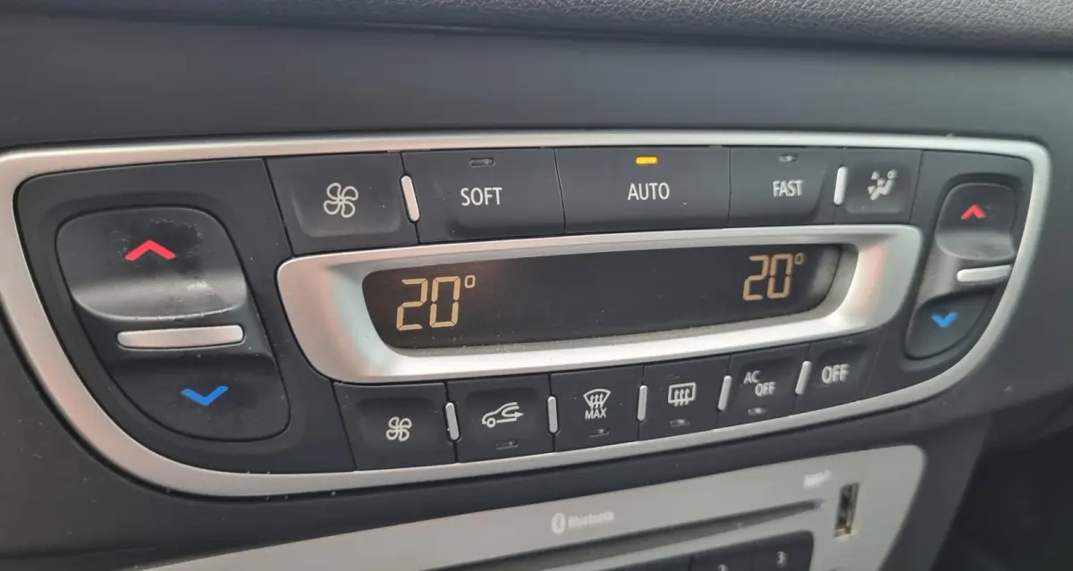 1.2 TCe Limited 116PK | NL AUTO | Nieuwe APK | Trekaak | Onderhoudshistorie | Navigatie | Cruise Control | Climate Control | Parkeersensoren | Getint Glas | 2 Sleutels |