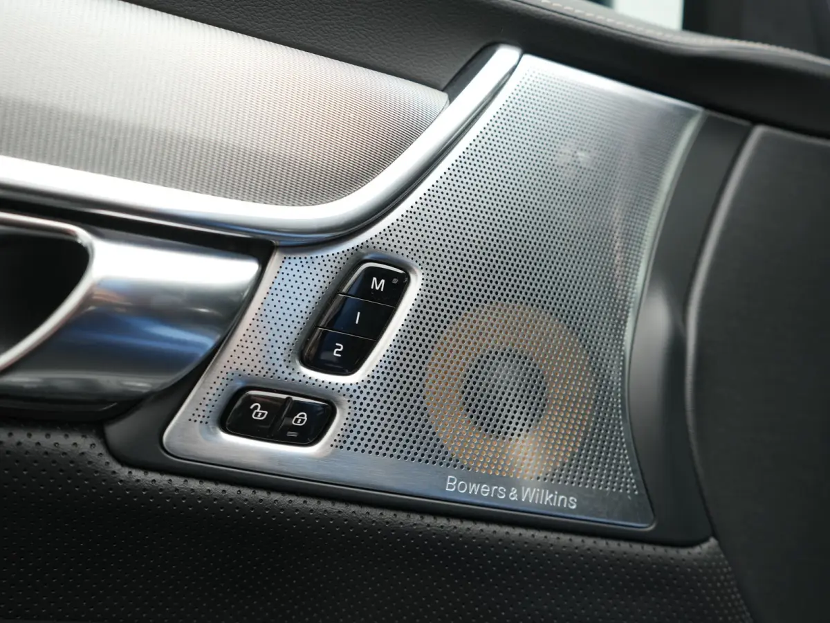 T8 AWD Twin Engine R-Design Polestar Engineerd PHEV 407pk Dealer O.H. | Trekhaak Af Fabriek | Four C Luchtvering | Panodak | Head Up | Adaptive Cruise | Bowers & Wilkins | 360 Camera | Alcan