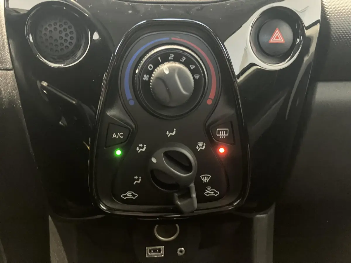 1.0 VTi Feel l Airco l Zuinig l Bluetooth l Elek. ramen voor | Led |