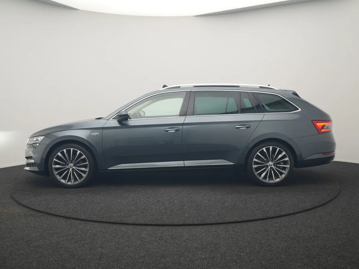 1.4 TSI iV Laurin & Klement PHEV 218pk Dealer O.H. | Trekhaak Af Fabriek | Panodak | Adaptive Cruise | 360 Camera | Canton Audio | Lederen Comfortstoelen Massage & Ventilatie & Memory | Crys