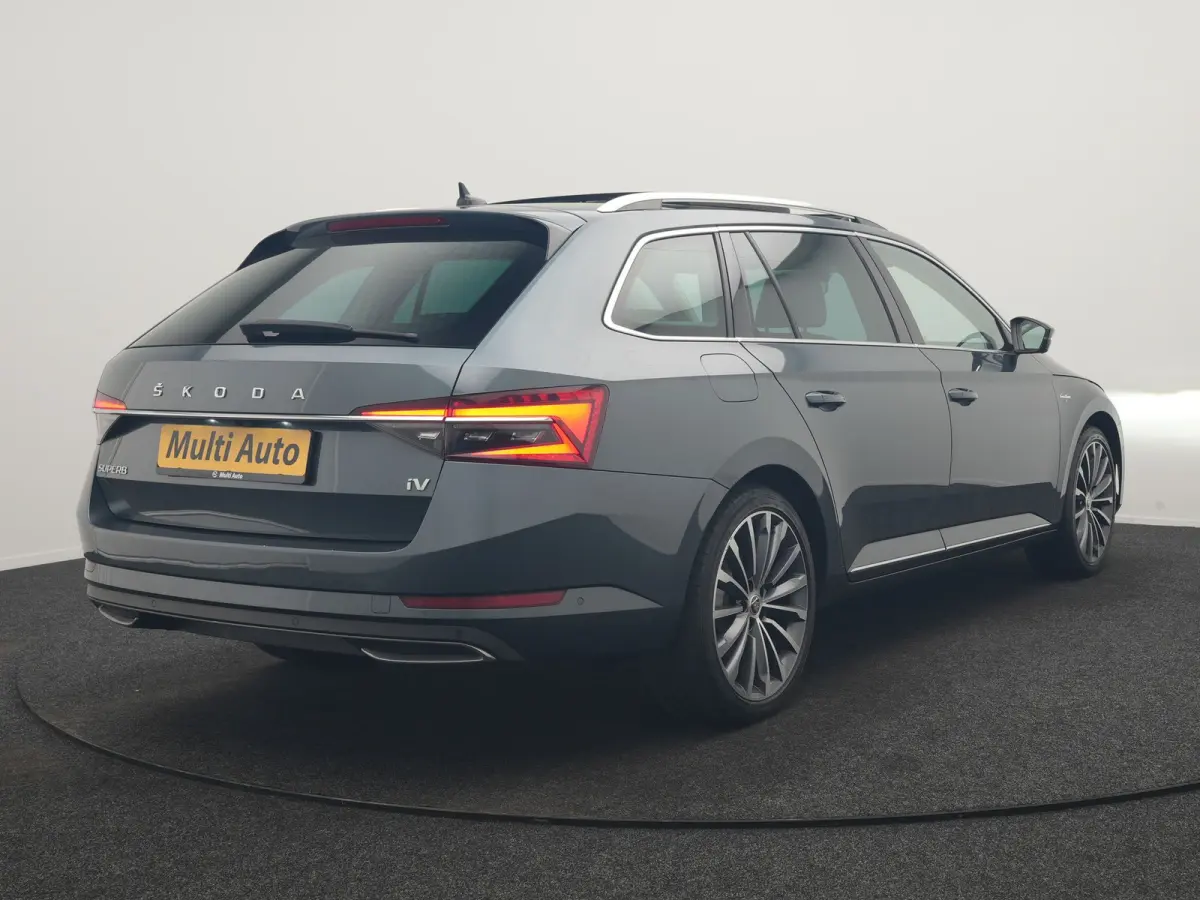 1.4 TSI iV Laurin & Klement PHEV 218pk Dealer O.H. | Trekhaak Af Fabriek | Panodak | Adaptive Cruise | 360 Camera | Canton Audio | Lederen Comfortstoelen Massage & Ventilatie & Memory | Crys