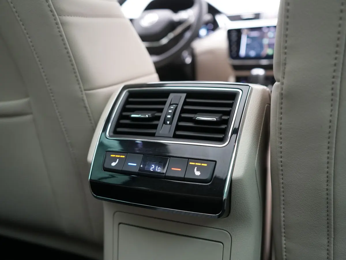 1.4 TSI iV Laurin & Klement PHEV 218pk Dealer O.H. | Trekhaak Af Fabriek | Panodak | Adaptive Cruise | 360 Camera | Canton Audio | Lederen Comfortstoelen Massage & Ventilatie & Memory | Crys
