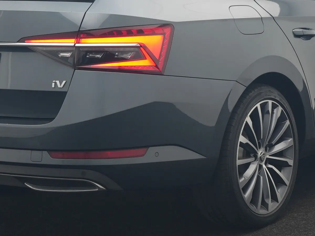 1.4 TSI iV Laurin & Klement PHEV 218pk Dealer O.H. | Trekhaak Af Fabriek | Panodak | Adaptive Cruise | 360 Camera | Canton Audio | Lederen Comfortstoelen Massage & Ventilatie & Memory | Crys