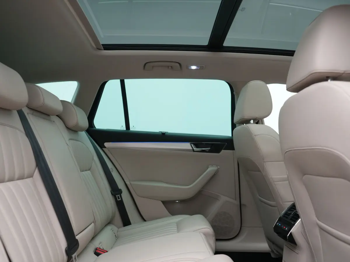 1.4 TSI iV Laurin & Klement PHEV 218pk Dealer O.H. | Trekhaak Af Fabriek | Panodak | Adaptive Cruise | 360 Camera | Canton Audio | Lederen Comfortstoelen Massage & Ventilatie & Memory | Crys