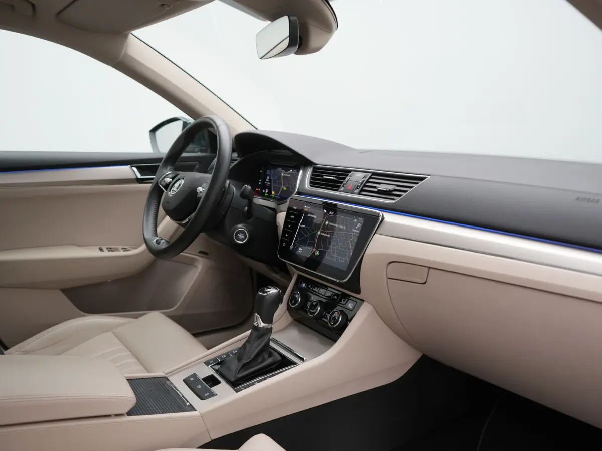 1.4 TSI iV Laurin & Klement PHEV 218pk Dealer O.H. | Trekhaak Af Fabriek | Panodak | Adaptive Cruise | 360 Camera | Canton Audio | Lederen Comfortstoelen Massage & Ventilatie & Memory | Crys