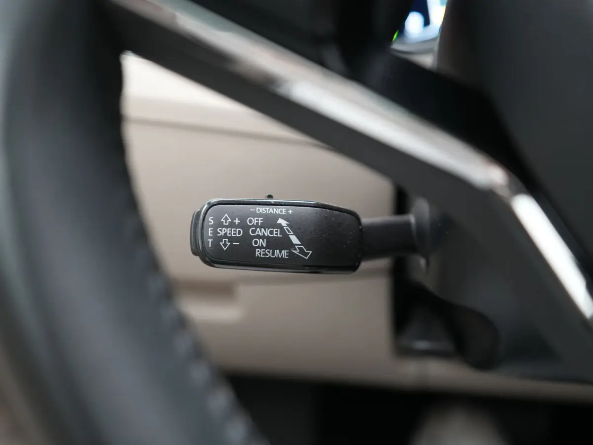 1.4 TSI iV Laurin & Klement PHEV 218pk Dealer O.H. | Trekhaak Af Fabriek | Panodak | Adaptive Cruise | 360 Camera | Canton Audio | Lederen Comfortstoelen Massage & Ventilatie & Memory | Crys