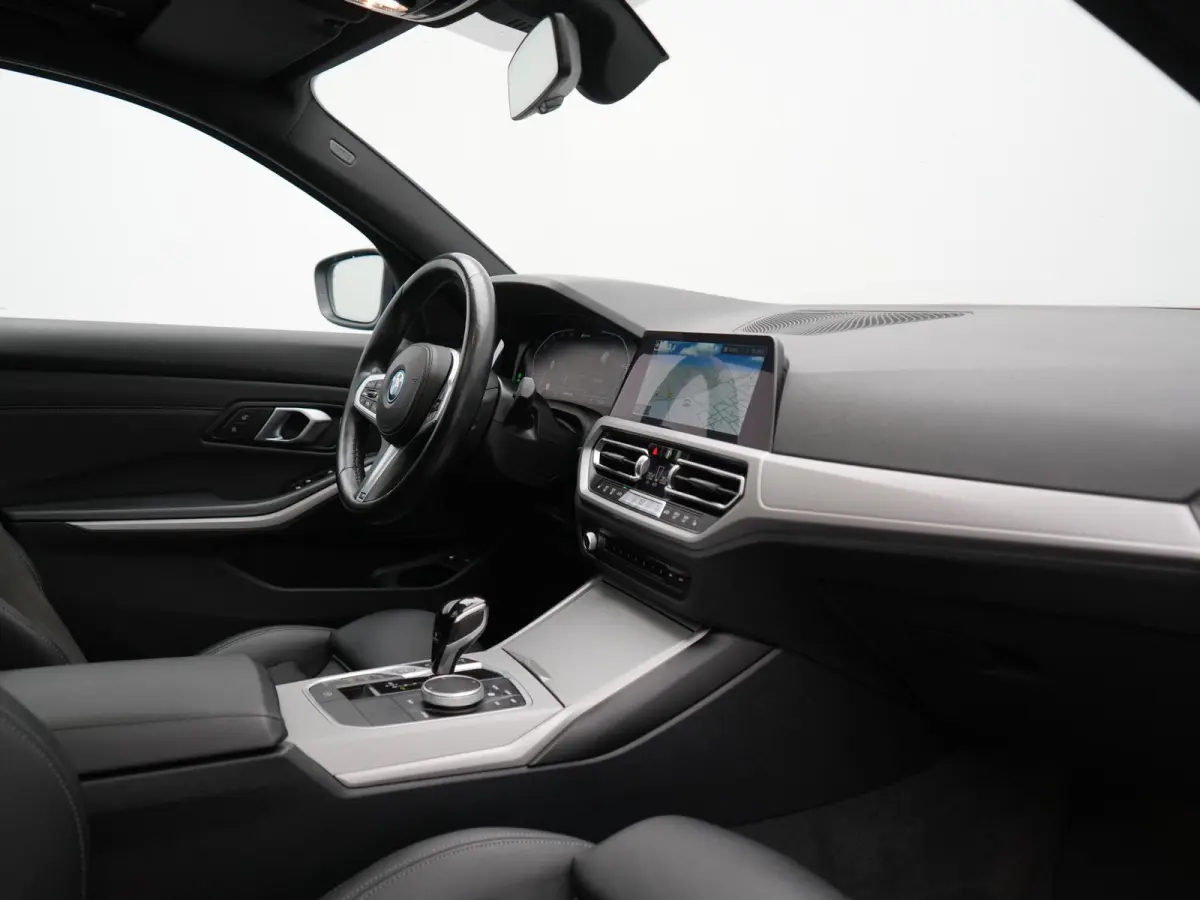 320e Sportline PHEV Dealer O.H | Panodak | Adaptive Cruise | Camera | Blis | Apple Carplay | Sportstoelen Verwarmd | Navigatie | DAB | 17"L.M | Plug In Hybrid