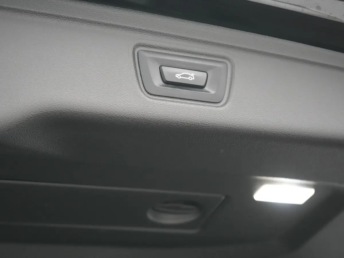 320e Sportline PHEV Dealer O.H | Panodak | Adaptive Cruise | Camera | Blis | Apple Carplay | Sportstoelen Verwarmd | Navigatie | DAB | 17"L.M | Plug In Hybrid