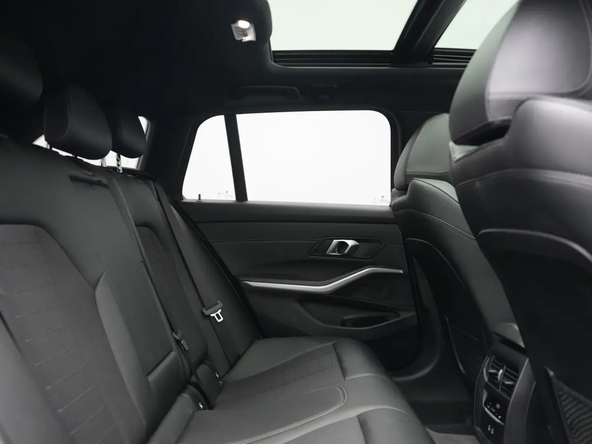 320e Sportline PHEV Dealer O.H | Panodak | Adaptive Cruise | Camera | Blis | Apple Carplay | Sportstoelen Verwarmd | Navigatie | DAB | 17"L.M | Plug In Hybrid