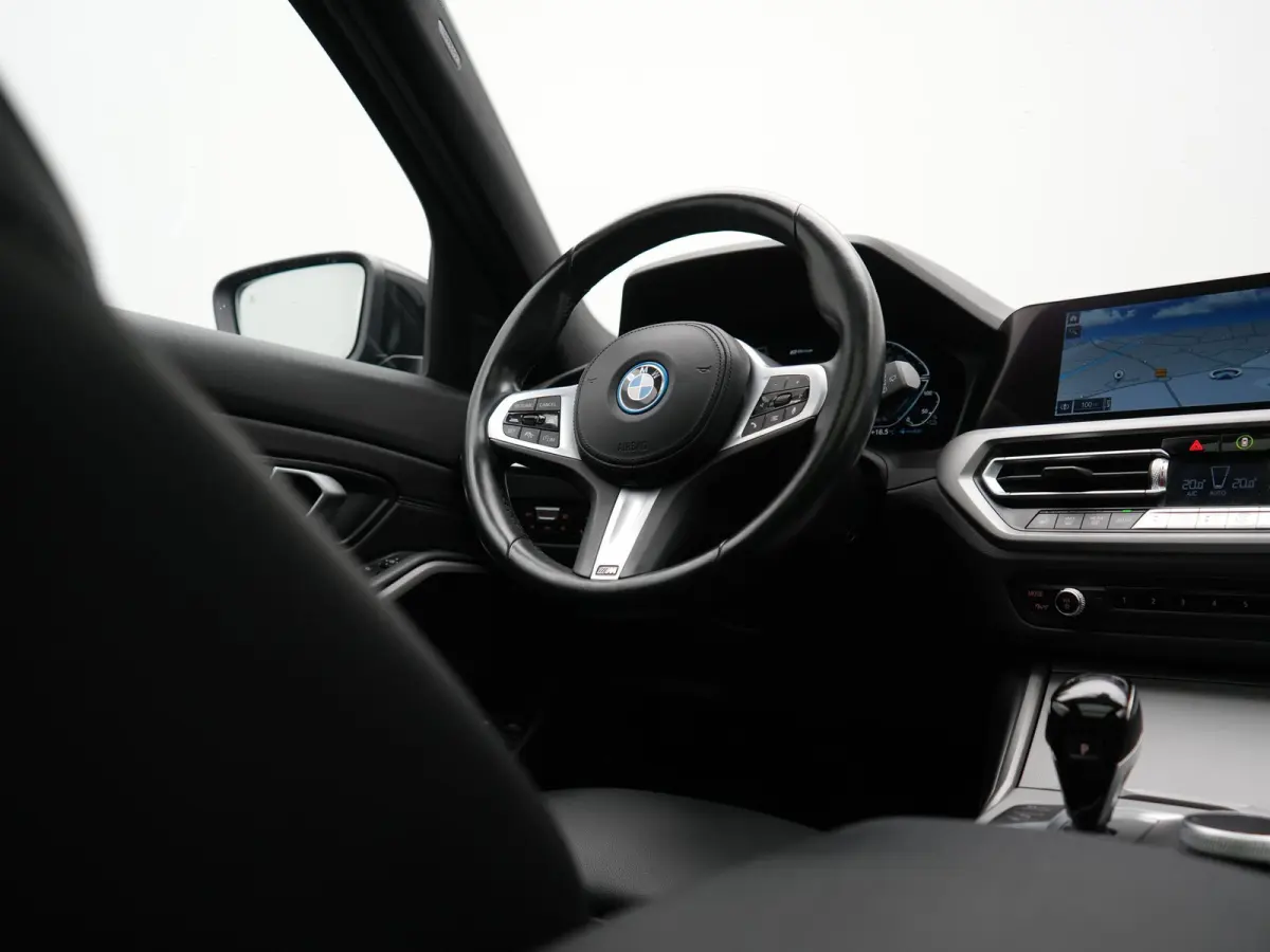 320e Sportline PHEV Dealer O.H | Panodak | Adaptive Cruise | Camera | Blis | Apple Carplay | Sportstoelen Verwarmd | Navigatie | DAB | 17"L.M | Plug In Hybrid