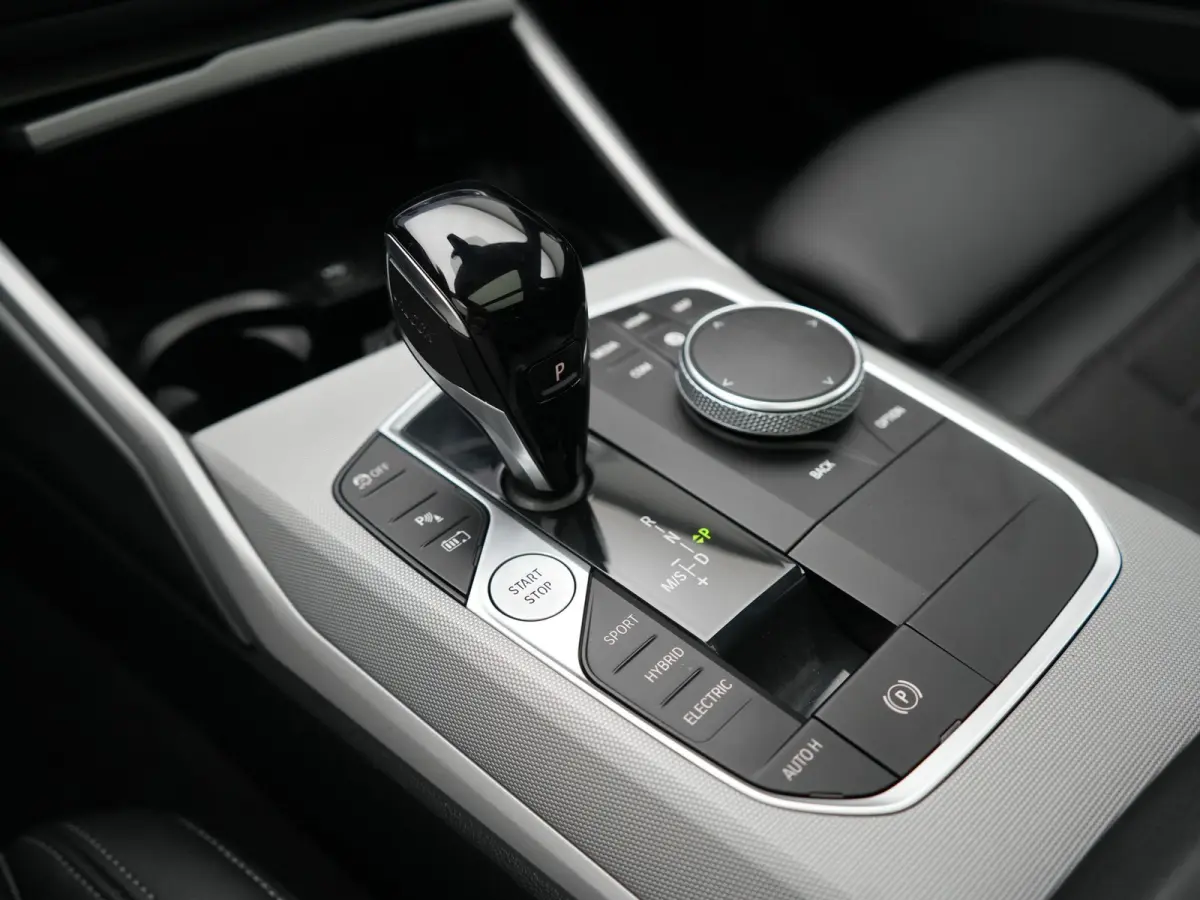 320e Sportline PHEV Dealer O.H | Panodak | Adaptive Cruise | Camera | Blis | Apple Carplay | Sportstoelen Verwarmd | Navigatie | DAB | 17"L.M | Plug In Hybrid