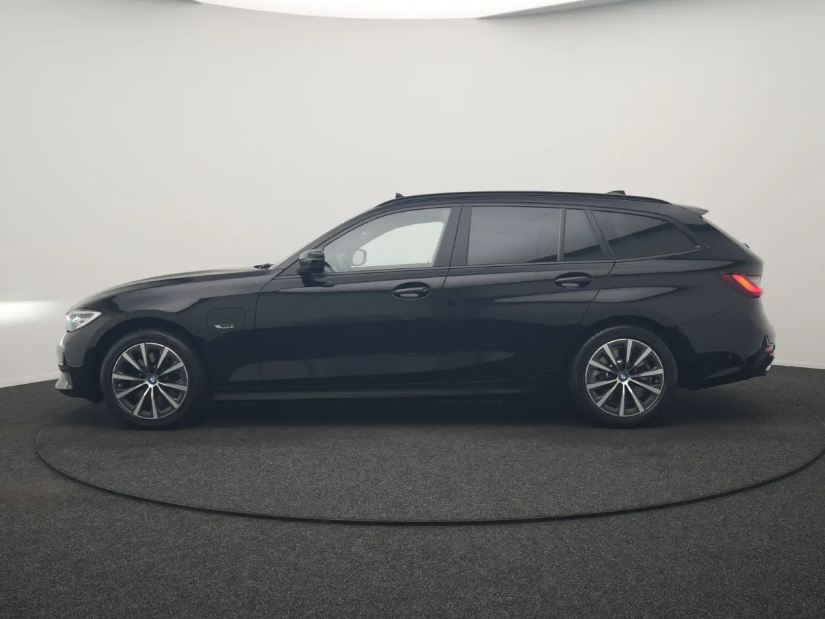 320e Sportline PHEV Dealer O.H | Panodak | Adaptive Cruise | Camera | Blis | Apple Carplay | Sportstoelen Verwarmd | Navigatie | DAB | 17"L.M | Plug In Hybrid