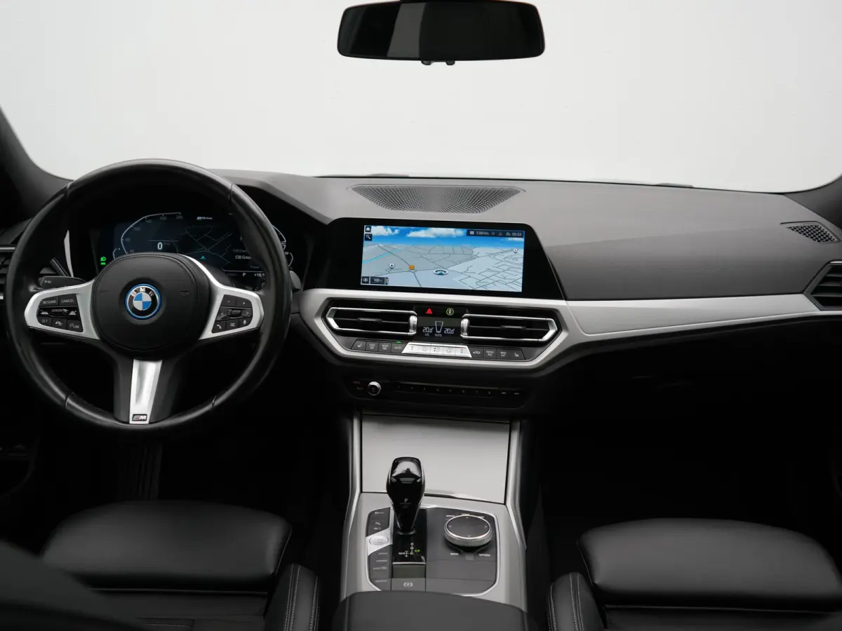 320e Sportline PHEV Dealer O.H | Panodak | Adaptive Cruise | Camera | Blis | Apple Carplay | Sportstoelen Verwarmd | Navigatie | DAB | 17"L.M | Plug In Hybrid
