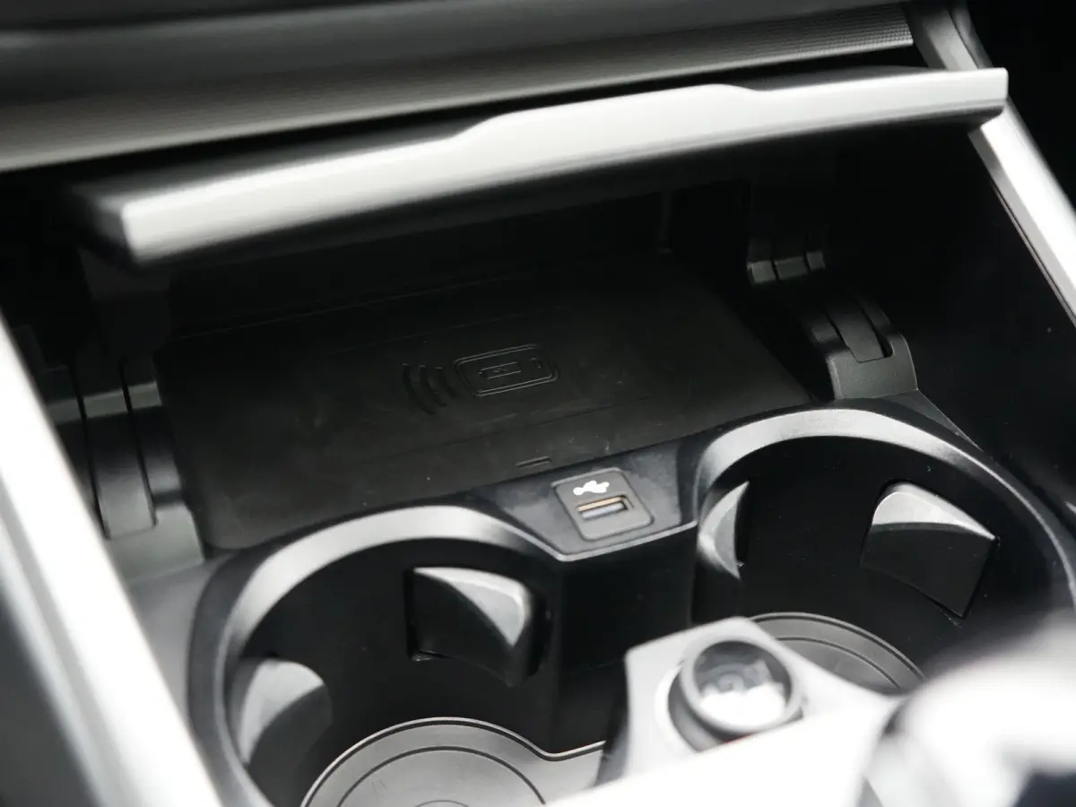 320e Sportline PHEV Dealer O.H | Panodak | Adaptive Cruise | Camera | Blis | Apple Carplay | Sportstoelen Verwarmd | Navigatie | DAB | 17"L.M | Plug In Hybrid