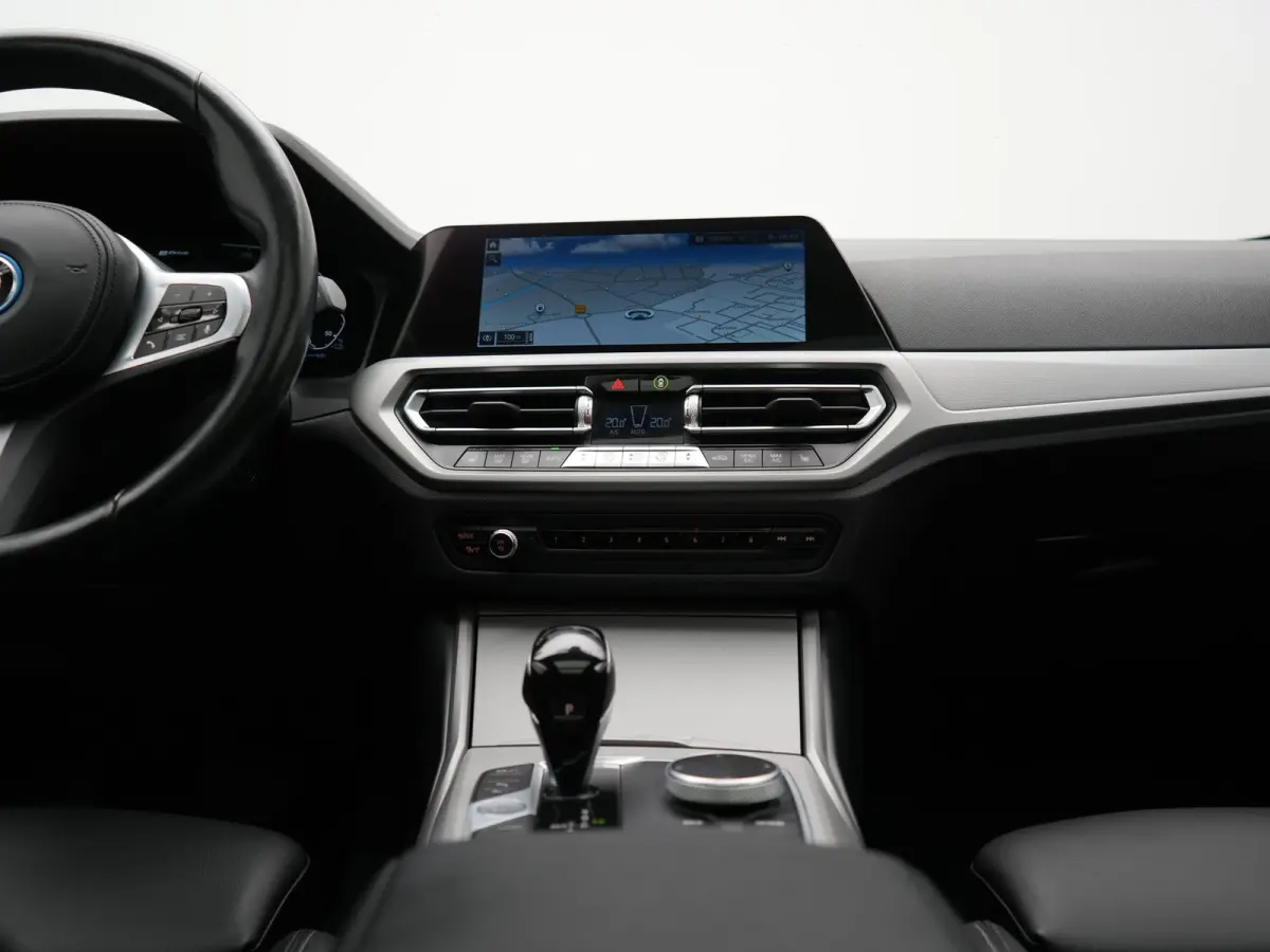 320e Sportline PHEV Dealer O.H | Panodak | Adaptive Cruise | Camera | Blis | Apple Carplay | Sportstoelen Verwarmd | Navigatie | DAB | 17"L.M | Plug In Hybrid