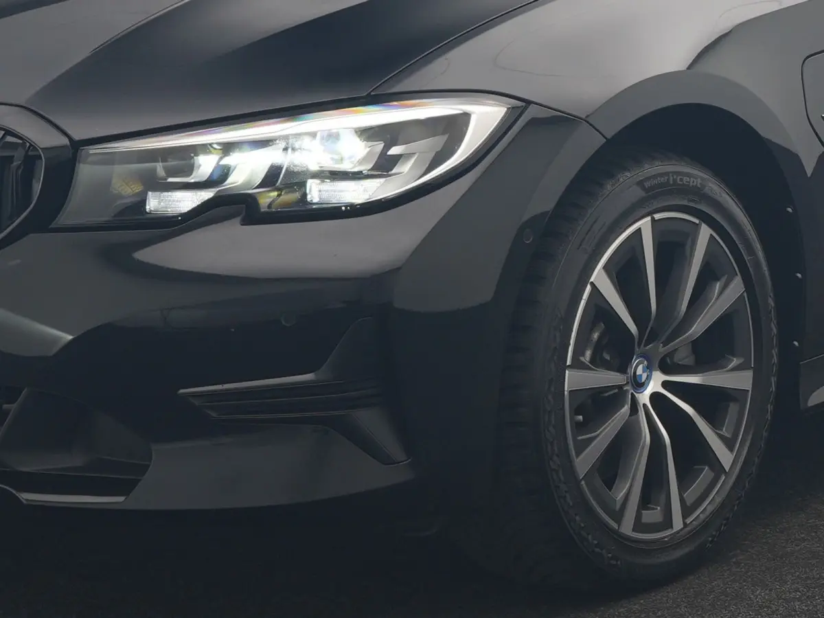 320e Sportline PHEV Dealer O.H | Panodak | Adaptive Cruise | Camera | Blis | Apple Carplay | Sportstoelen Verwarmd | Navigatie | DAB | 17"L.M | Plug In Hybrid