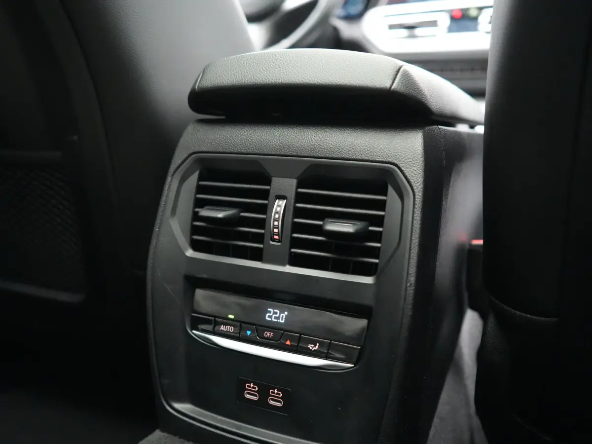 320e Sportline PHEV Dealer O.H | Panodak | Adaptive Cruise | Camera | Blis | Apple Carplay | Sportstoelen Verwarmd | Navigatie | DAB | 17"L.M | Plug In Hybrid