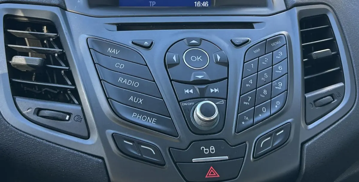 1.0 Style Ultimate 80PK | 2e Eigenaar | NL AUTO | NAP | 5 Deurs | Airco | Parkeersensoren voor en achter | Cruise control | Navigatie | Bluetooth | Lichtmetalen velgen | 2 sleutels |