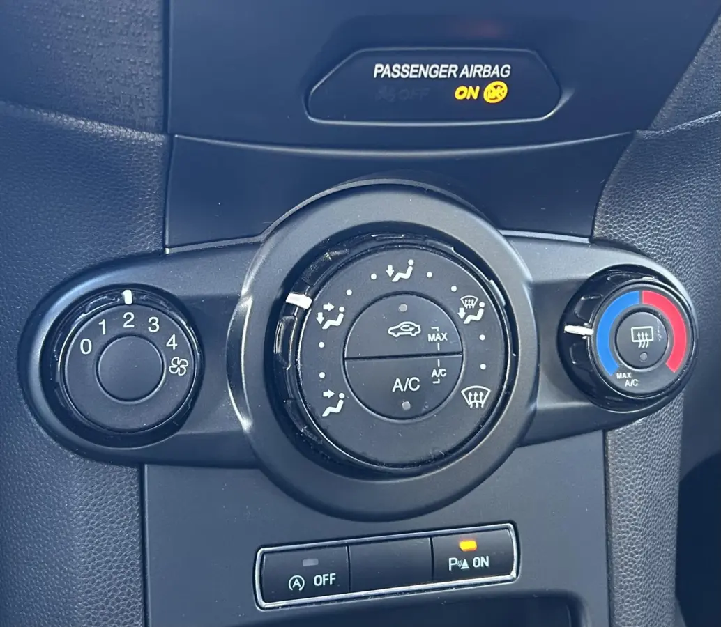 1.0 Style Ultimate 80PK | 2e Eigenaar | NL AUTO | NAP | 5 Deurs | Airco | Parkeersensoren voor en achter | Cruise control | Navigatie | Bluetooth | Lichtmetalen velgen | 2 sleutels |