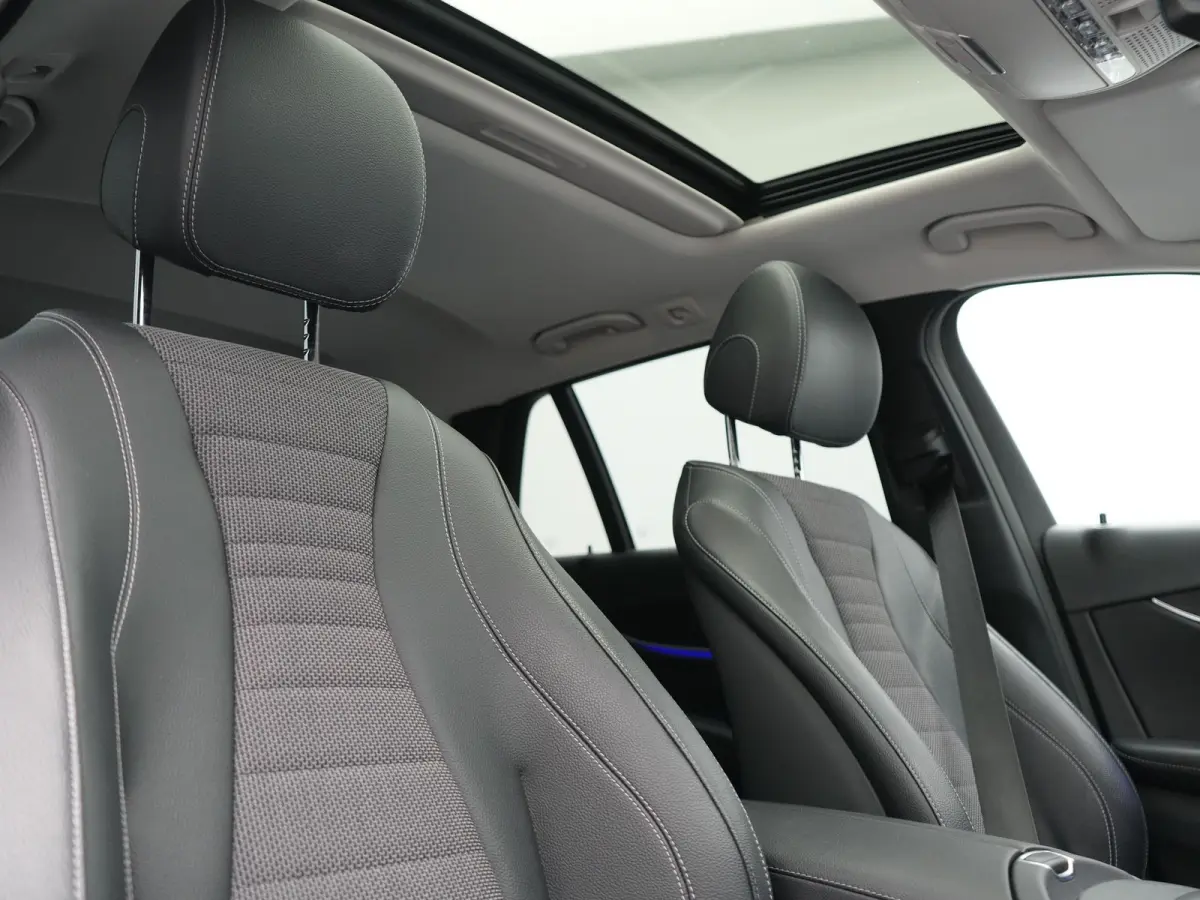 300 e Luxury Line PHEV 320pk Dealer O.H. | SOH 88,7% | Schuif-/kantel Dak | Adaptive Cruise | Camera | Multi Beam LED | Sportstoelen Verwarmd | Sfeerverlichting | BLIS | Apple Carplay | Wide