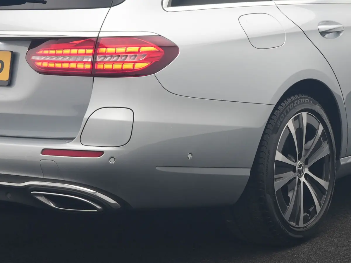 300 e Luxury Line PHEV 320pk Dealer O.H. | SOH 88,7% | Schuif-/kantel Dak | Adaptive Cruise | Camera | Multi Beam LED | Sportstoelen Verwarmd | Sfeerverlichting | BLIS | Apple Carplay | Wide