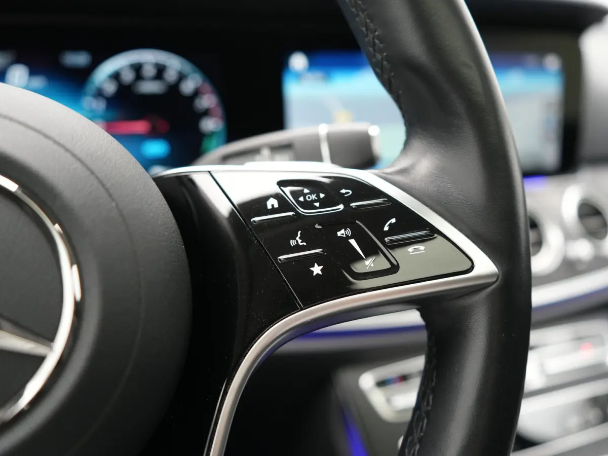 300 e Luxury Line PHEV 320pk Dealer O.H. | SOH 88,7% | Schuif-/kantel Dak | Adaptive Cruise | Camera | Multi Beam LED | Sportstoelen Verwarmd | Sfeerverlichting | BLIS | Apple Carplay | Wide