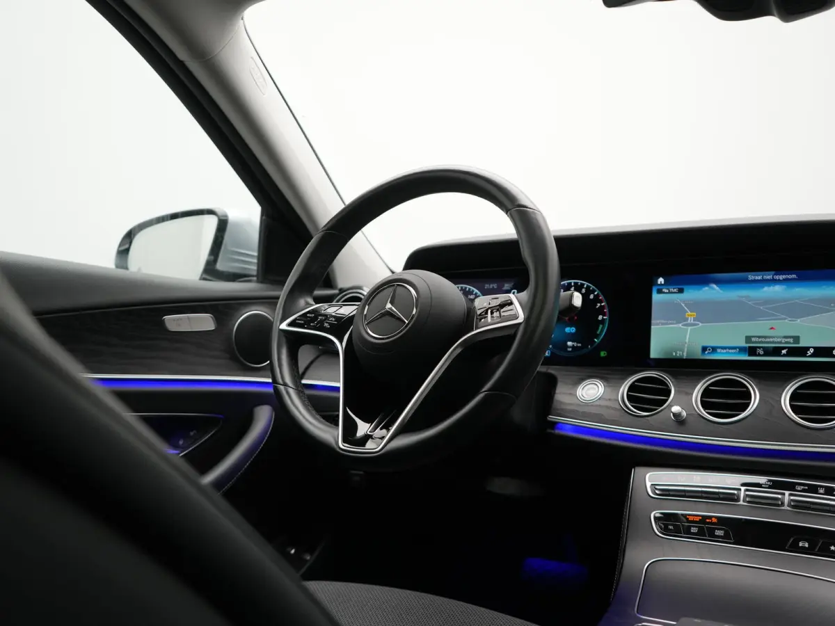 300 e Luxury Line PHEV 320pk Dealer O.H. | SOH 88,7% | Schuif-/kantel Dak | Adaptive Cruise | Camera | Multi Beam LED | Sportstoelen Verwarmd | Sfeerverlichting | BLIS | Apple Carplay | Wide