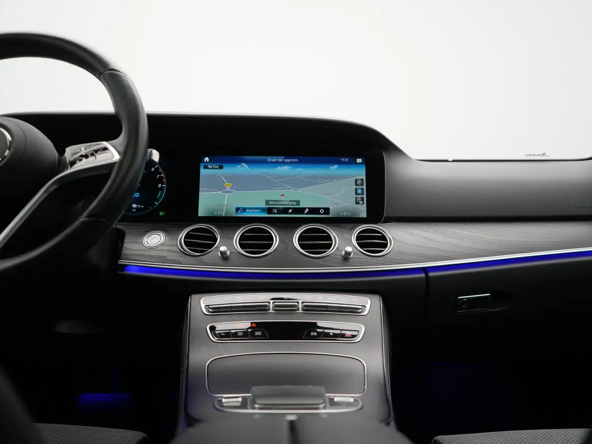 300 e Luxury Line PHEV 320pk Dealer O.H. | SOH 88,7% | Schuif-/kantel Dak | Adaptive Cruise | Camera | Multi Beam LED | Sportstoelen Verwarmd | Sfeerverlichting | BLIS | Apple Carplay | Wide