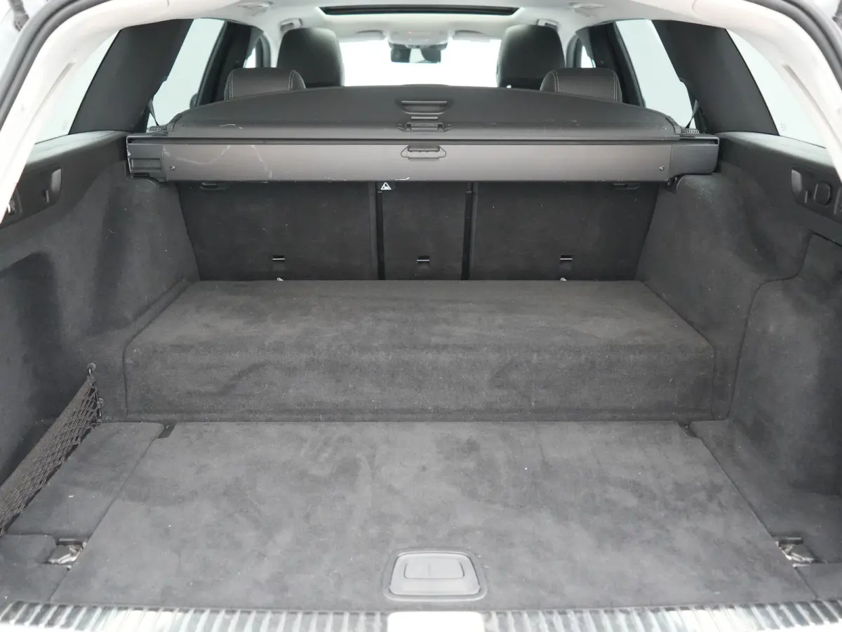300 e Luxury Line PHEV 320pk Dealer O.H. | SOH 88,7% | Schuif-/kantel Dak | Adaptive Cruise | Camera | Multi Beam LED | Sportstoelen Verwarmd | Sfeerverlichting | BLIS | Apple Carplay | Wide