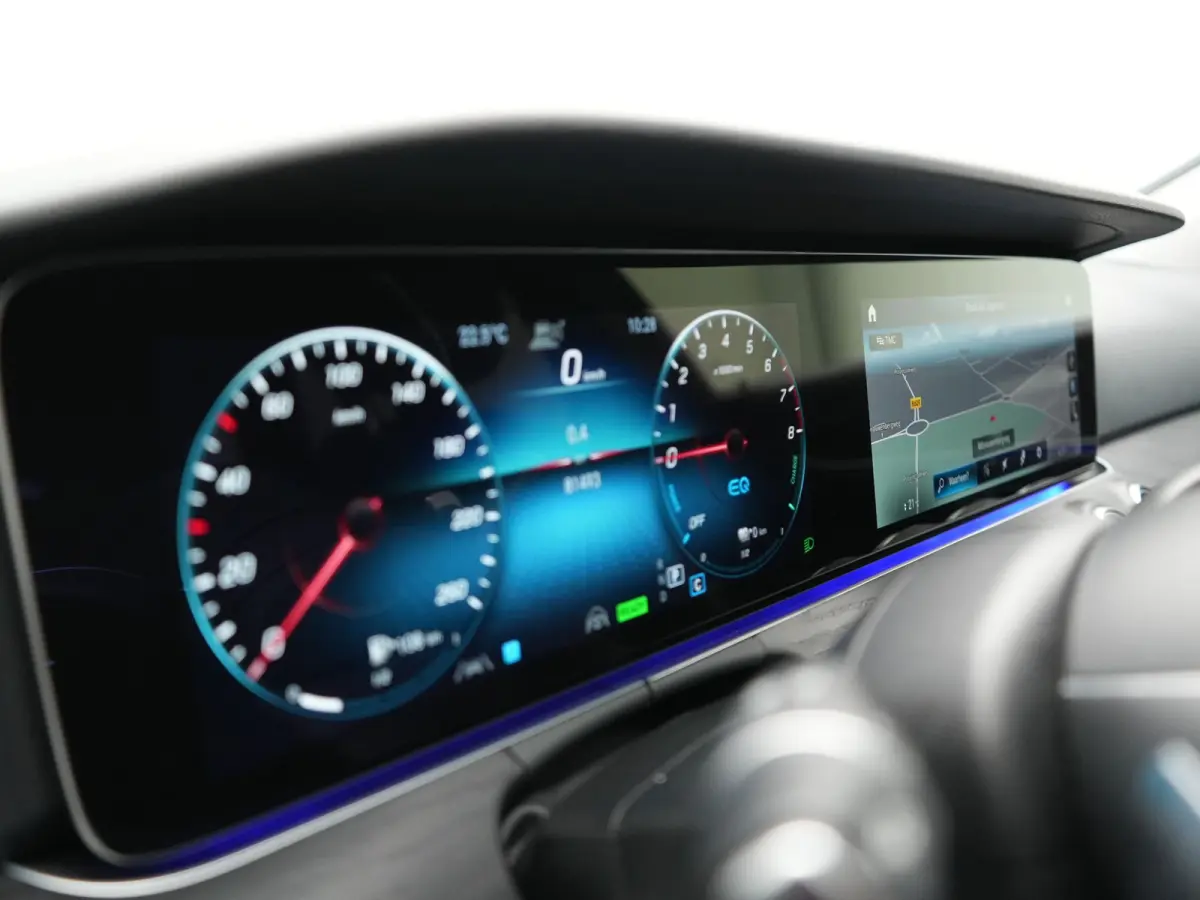 300 e Luxury Line PHEV 320pk Dealer O.H. | SOH 88,7% | Schuif-/kantel Dak | Adaptive Cruise | Camera | Multi Beam LED | Sportstoelen Verwarmd | Sfeerverlichting | BLIS | Apple Carplay | Wide