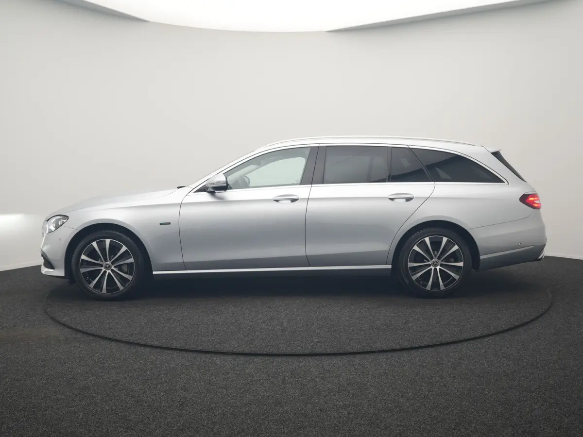 300 e Luxury Line PHEV 320pk Dealer O.H. | SOH 88,7% | Schuif-/kantel Dak | Adaptive Cruise | Camera | Multi Beam LED | Sportstoelen Verwarmd | Sfeerverlichting | BLIS | Apple Carplay | Wide