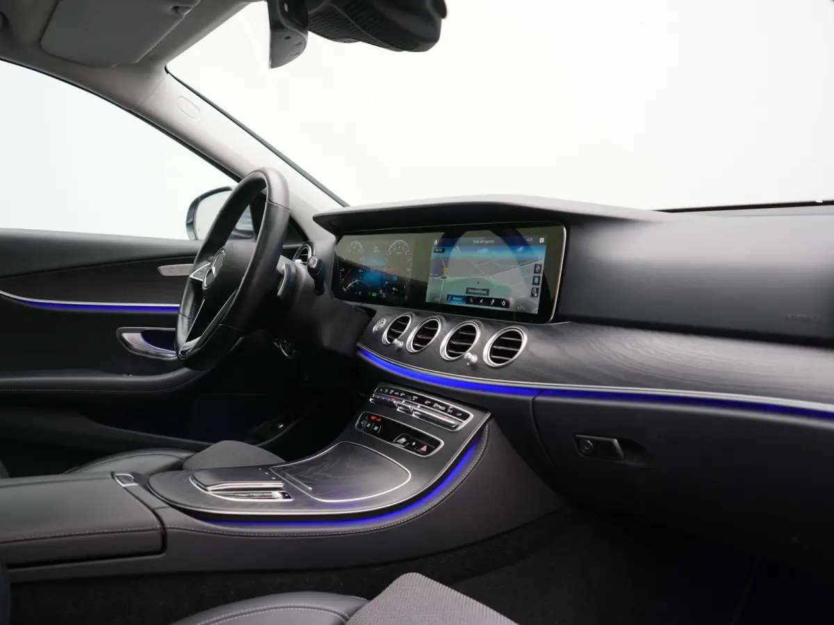 300 e Luxury Line PHEV 320pk Dealer O.H. | SOH 88,7% | Schuif-/kantel Dak | Adaptive Cruise | Camera | Multi Beam LED | Sportstoelen Verwarmd | Sfeerverlichting | BLIS | Apple Carplay | Wide