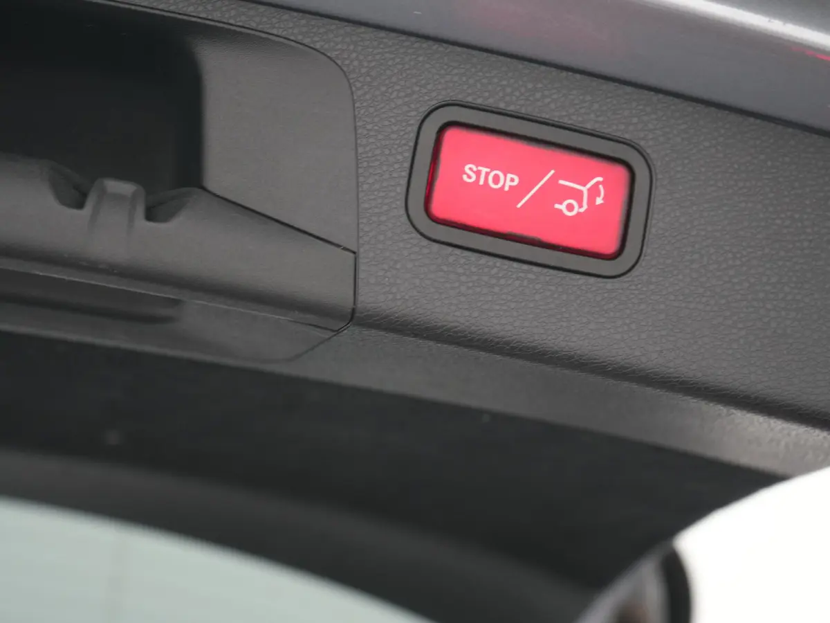 300 e Luxury Line PHEV 320pk Dealer O.H. | SOH 88,7% | Schuif-/kantel Dak | Adaptive Cruise | Camera | Multi Beam LED | Sportstoelen Verwarmd | Sfeerverlichting | BLIS | Apple Carplay | Wide
