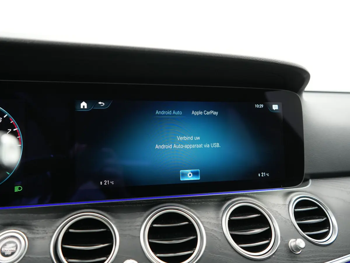 300 e Luxury Line PHEV 320pk Dealer O.H. | SOH 88,7% | Schuif-/kantel Dak | Adaptive Cruise | Camera | Multi Beam LED | Sportstoelen Verwarmd | Sfeerverlichting | BLIS | Apple Carplay | Wide
