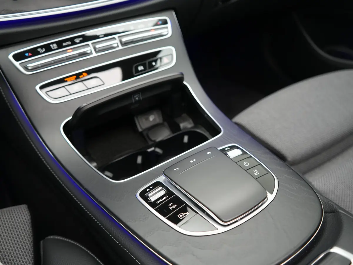 300 e Luxury Line PHEV 320pk Dealer O.H. | SOH 88,7% | Schuif-/kantel Dak | Adaptive Cruise | Camera | Multi Beam LED | Sportstoelen Verwarmd | Sfeerverlichting | BLIS | Apple Carplay | Wide