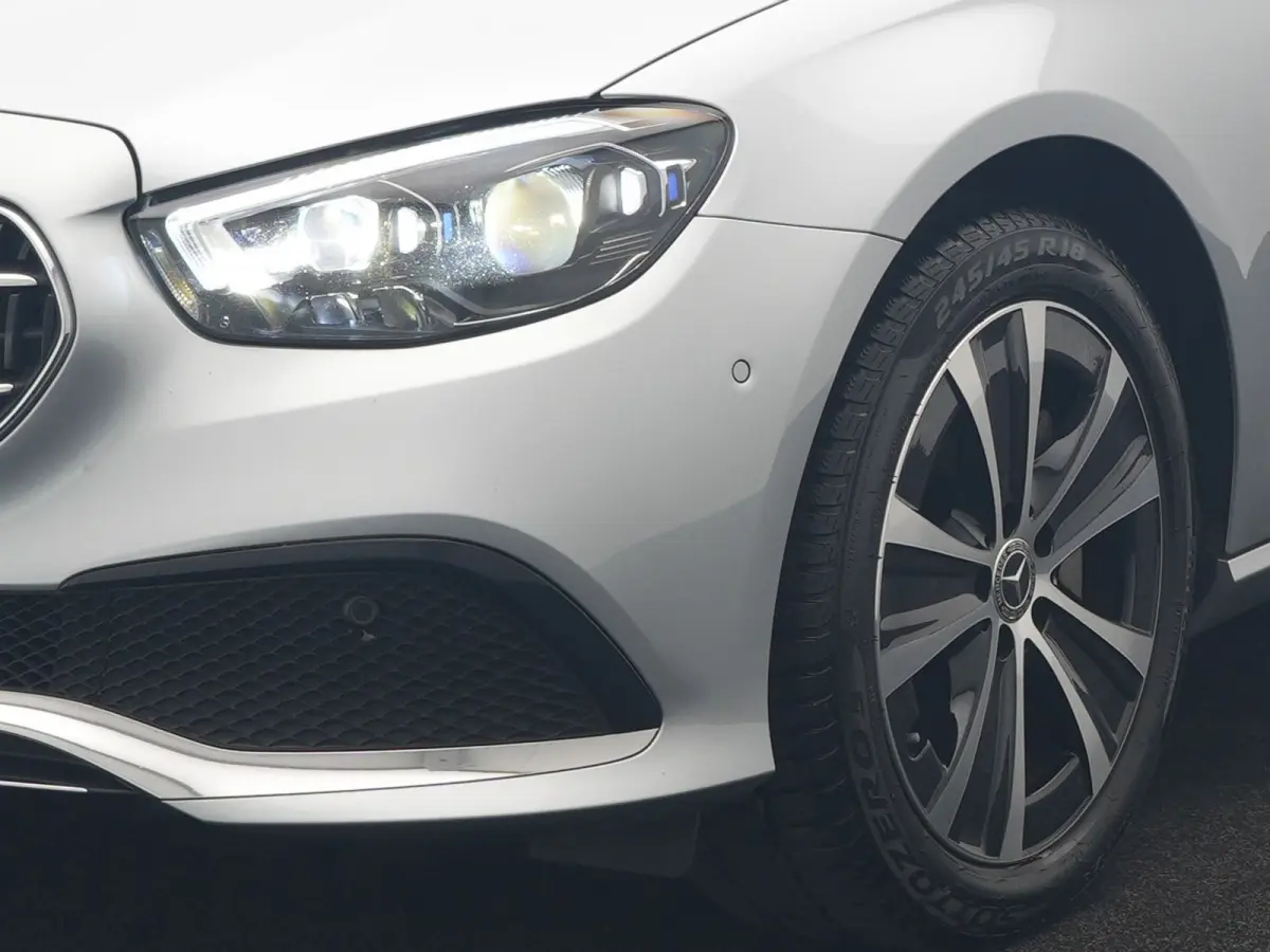 300 e Luxury Line PHEV 320pk Dealer O.H. | SOH 88,7% | Schuif-/kantel Dak | Adaptive Cruise | Camera | Multi Beam LED | Sportstoelen Verwarmd | Sfeerverlichting | BLIS | Apple Carplay | Wide