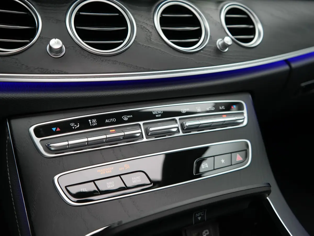 300 e Luxury Line PHEV 320pk Dealer O.H. | SOH 88,7% | Schuif-/kantel Dak | Adaptive Cruise | Camera | Multi Beam LED | Sportstoelen Verwarmd | Sfeerverlichting | BLIS | Apple Carplay | Wide