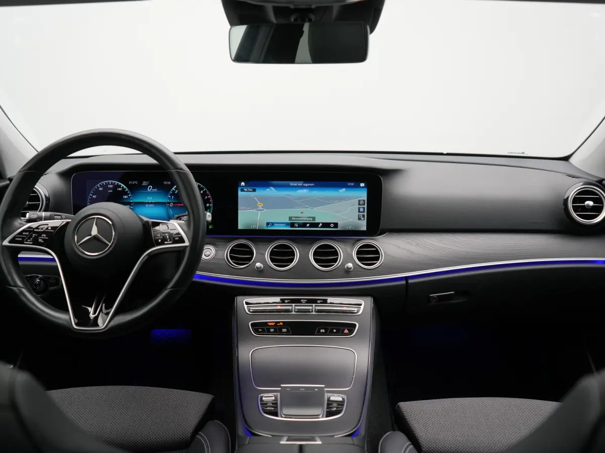 300 e Luxury Line PHEV 320pk Dealer O.H. | SOH 88,7% | Schuif-/kantel Dak | Adaptive Cruise | Camera | Multi Beam LED | Sportstoelen Verwarmd | Sfeerverlichting | BLIS | Apple Carplay | Wide
