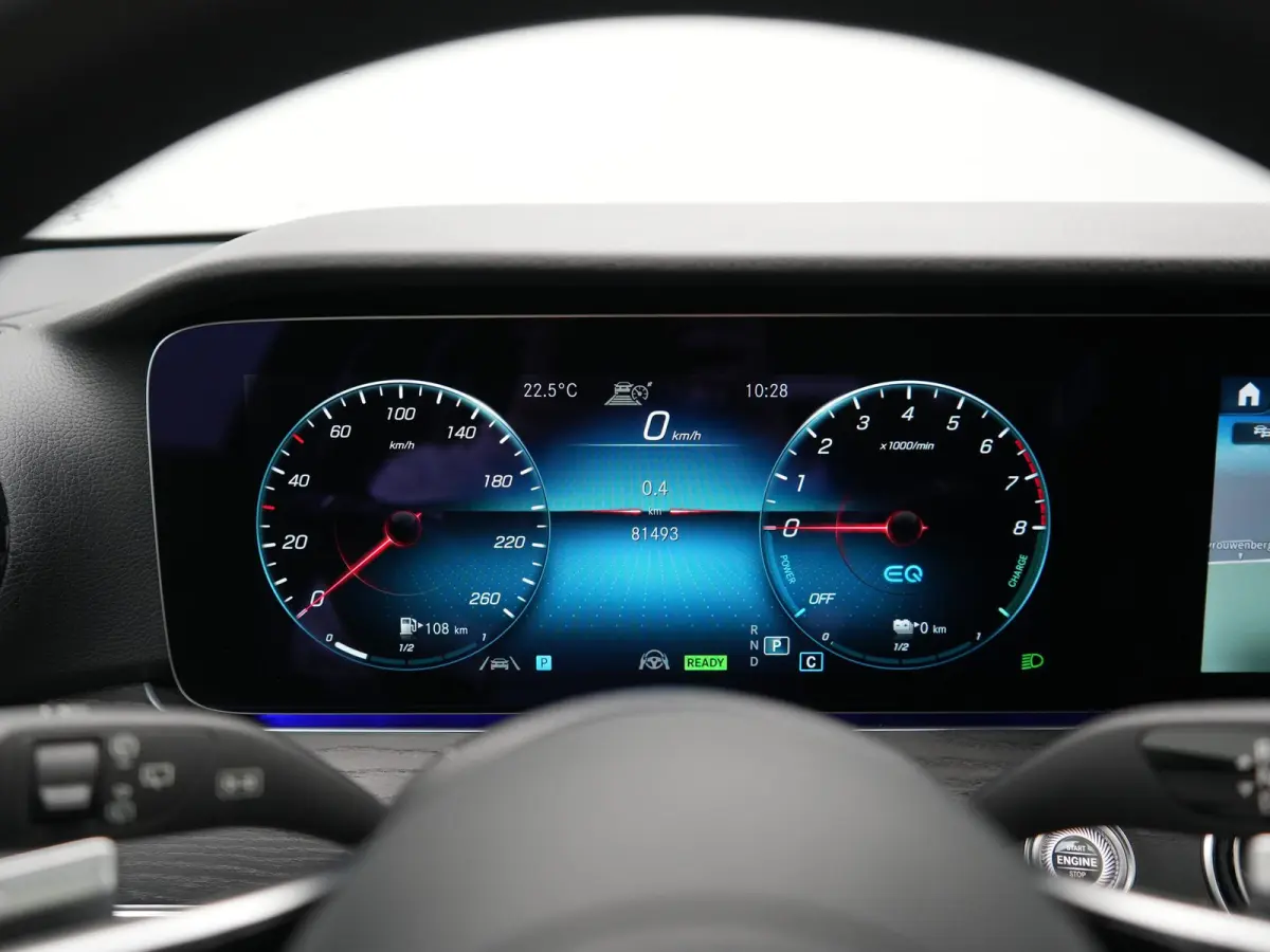 300 e Luxury Line PHEV 320pk Dealer O.H. | SOH 88,7% | Schuif-/kantel Dak | Adaptive Cruise | Camera | Multi Beam LED | Sportstoelen Verwarmd | Sfeerverlichting | BLIS | Apple Carplay | Wide