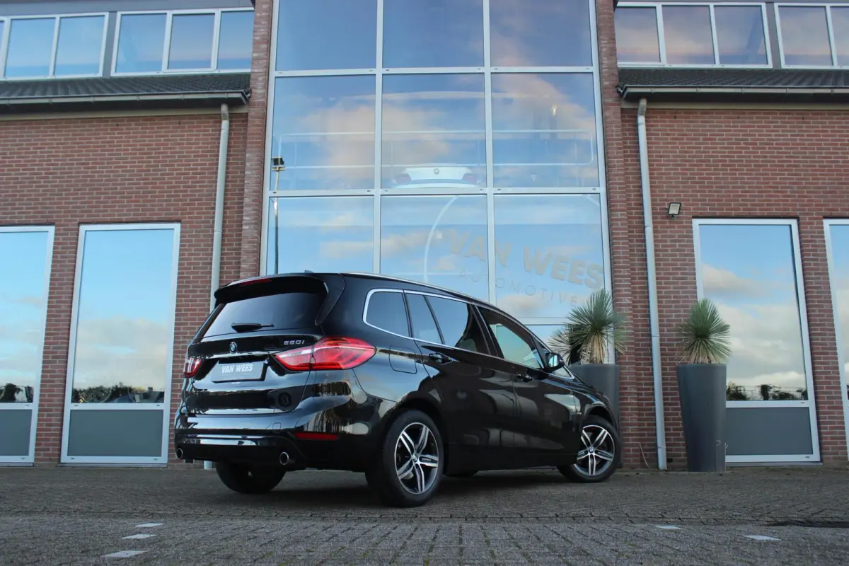 220i 7p. High Executive | Sport Line | 2e eigenaar | Dealer onderhouden | HiFi audio | Head-up | Panoramadak | DAB | Camera | Stoelverwarming | Sportstoelen
