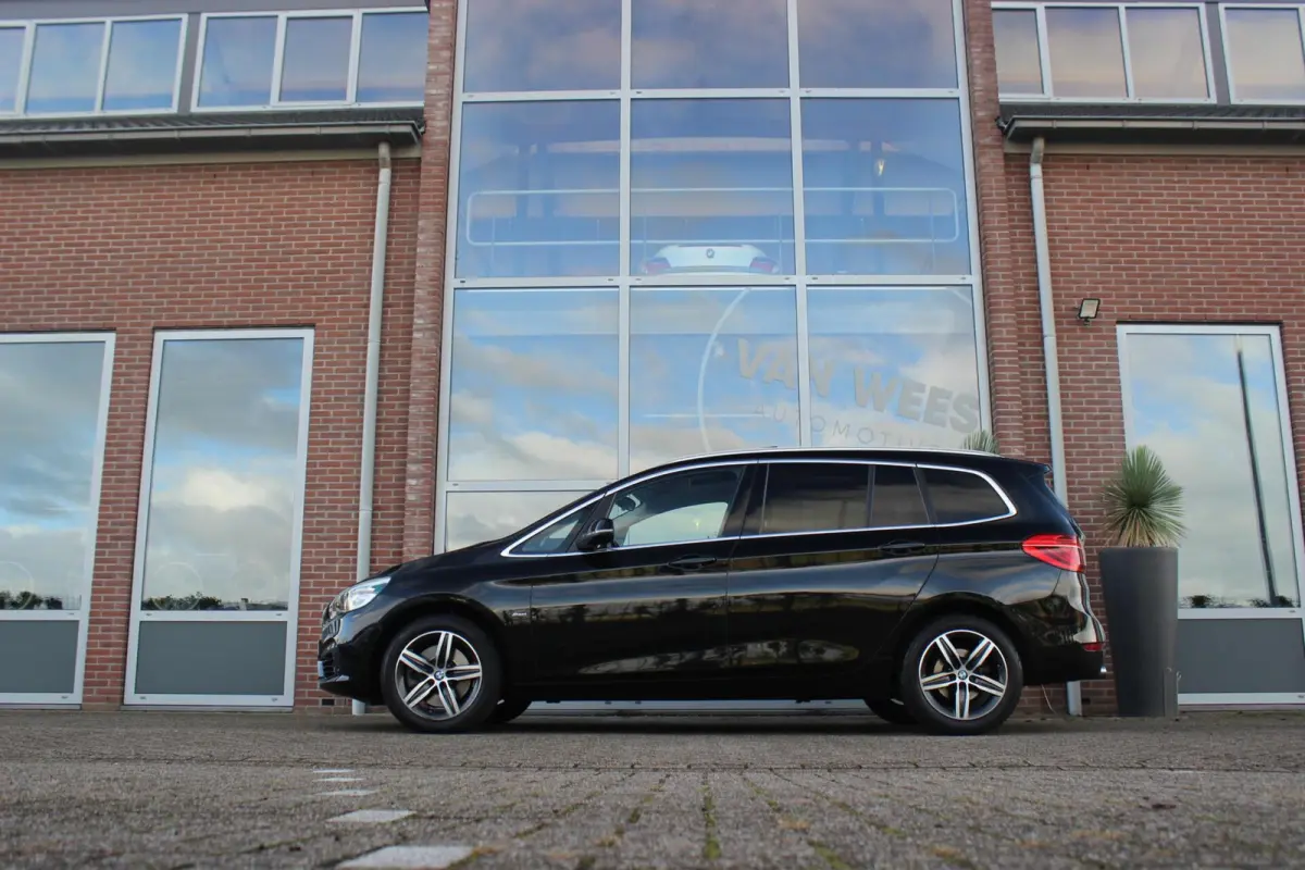 220i 7p. High Executive | Sport Line | 2e eigenaar | Dealer onderhouden | HiFi audio | Head-up | Panoramadak | DAB | Camera | Stoelverwarming | Sportstoelen