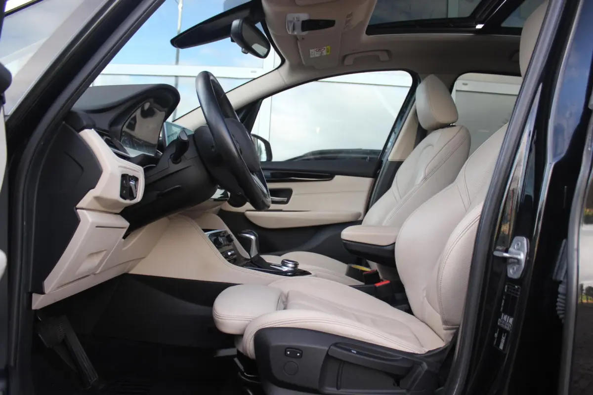 220i 7p. High Executive | Sport Line | 2e eigenaar | Dealer onderhouden | HiFi audio | Head-up | Panoramadak | DAB | Camera | Stoelverwarming | Sportstoelen