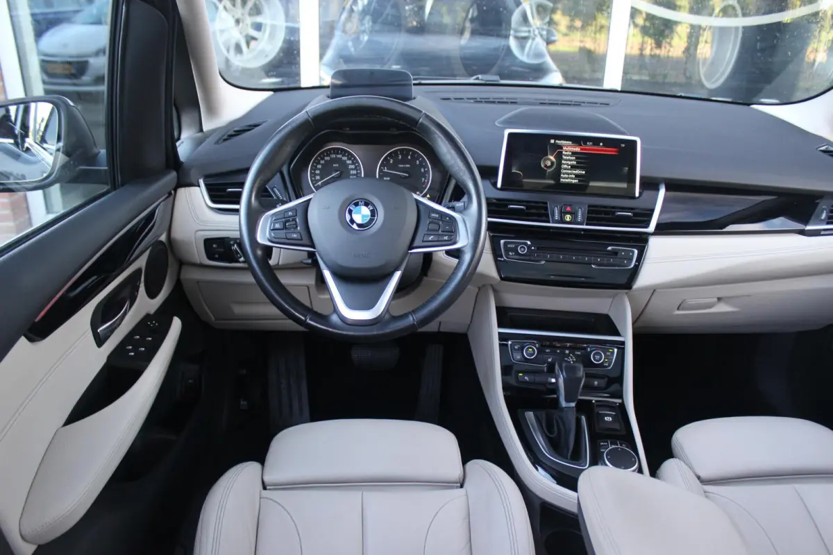220i 7p. High Executive | Sport Line | 2e eigenaar | Dealer onderhouden | HiFi audio | Head-up | Panoramadak | DAB | Camera | Stoelverwarming | Sportstoelen