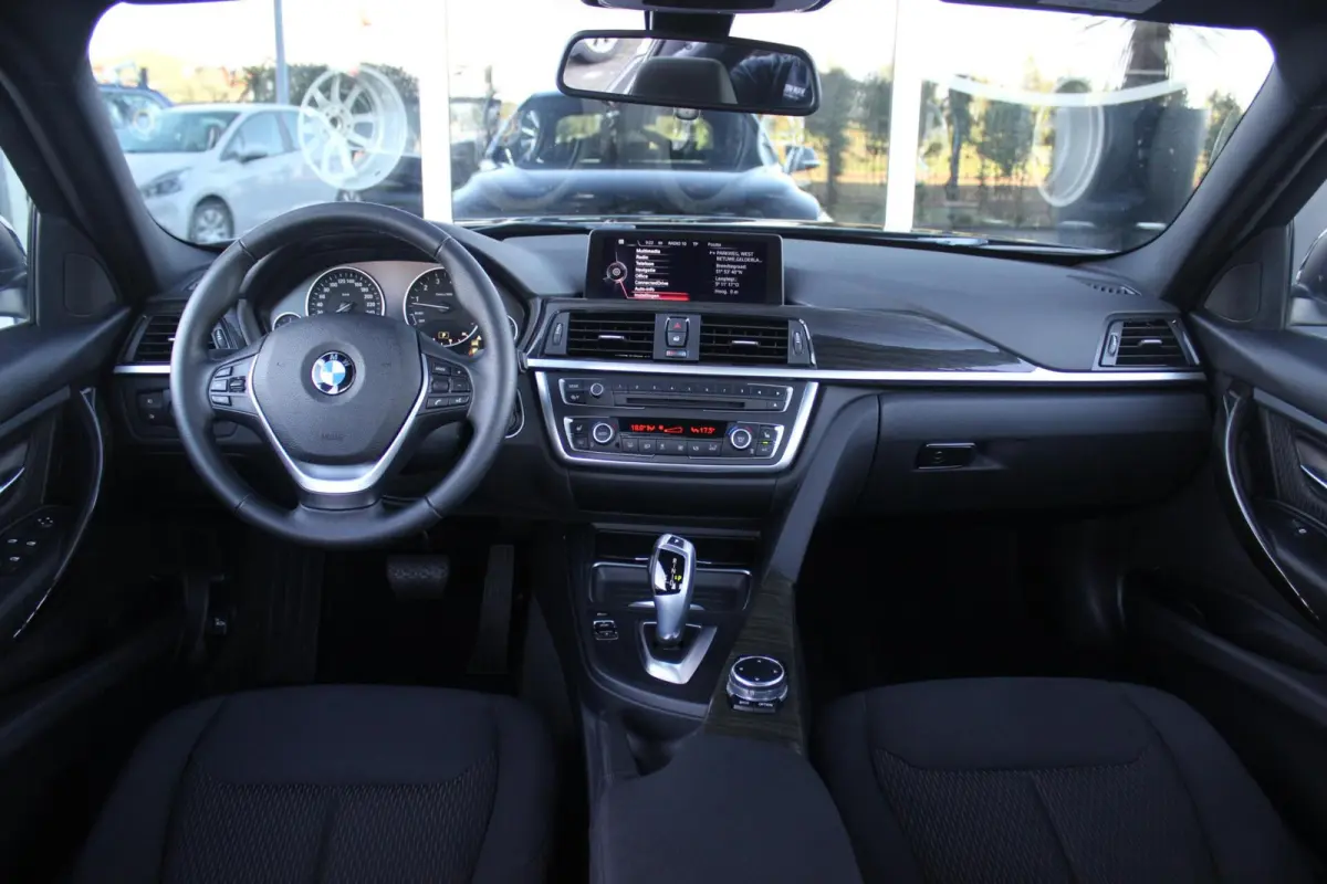 320i High Executive | 2e eigenaar | Origineel NL | Luxury Line | Navigatie Professional | HiFi audio | Cruise control | Xenon | Sportstuur | Stoelverwarming | Bluetooth | PDC