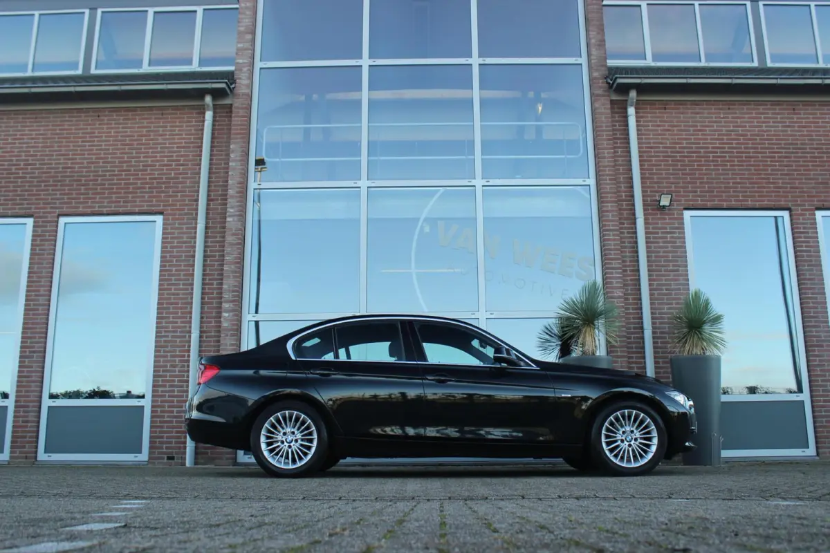 320i High Executive | 2e eigenaar | Origineel NL | Luxury Line | Navigatie Professional | HiFi audio | Cruise control | Xenon | Sportstuur | Stoelverwarming | Bluetooth | PDC